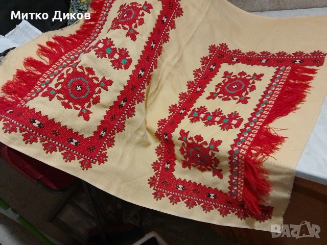 традиционна българска покривка (каре) с ръчна бродерия, често изработвана върху плат панама 86х82см, снимка 2 - Покривки за маси - 54823333