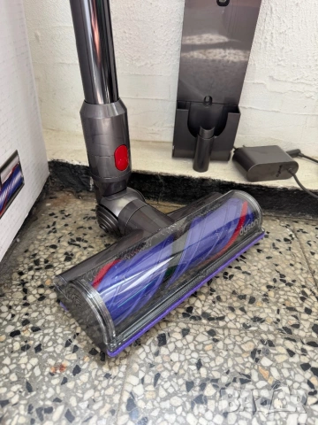 Вертикална Безжична Прахосмукачка Dyson V8 Advanced – 425W Мощност и до 40 мин. Работа!, снимка 6 - Прахосмукачки - 54486067