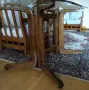 Продавам масивна трапезна маса с плот от закалено стъкло и крака от масивно дърво. , снимка 3