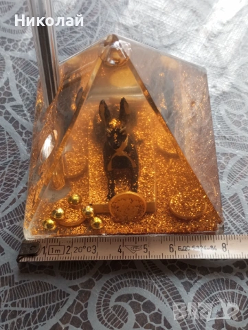 Пирамида , поставка за химикалки