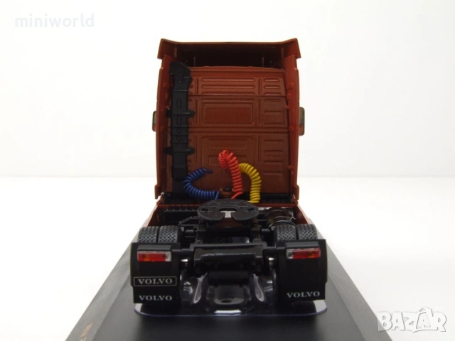 Volvo FH12 Globetrotter XL влекач 1994 - мащаб 1:43 на IXO моделът е нов в PVC дисплей-кейс, снимка 6 - Колекции - 54504759