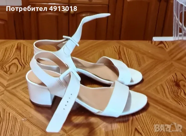 Бели дамски сандали, снимка 2 - Дамски ежедневни обувки - 55613025