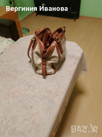 Продавам дамска кожена чанта с блестящи златни конци. Цвят кафяв, снимка 3 - Чанти - 54682515
