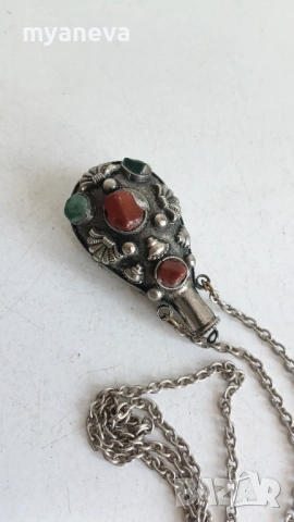 Старинно колие е флакон за парфюм  изработено от метал с декорация от камъни. , снимка 5 - Колиета, медальони, синджири - 54230608