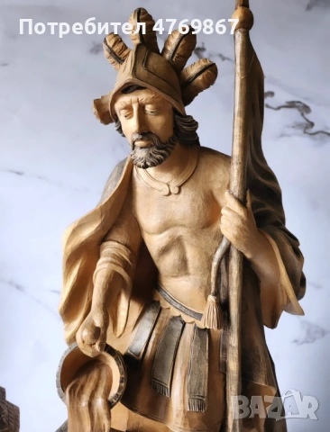 Масивна дървена статуя 