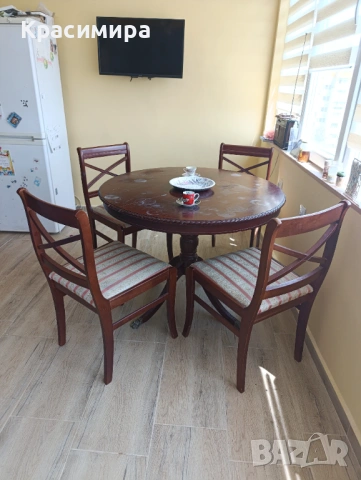 Кръгла старинна маса с 4 стола