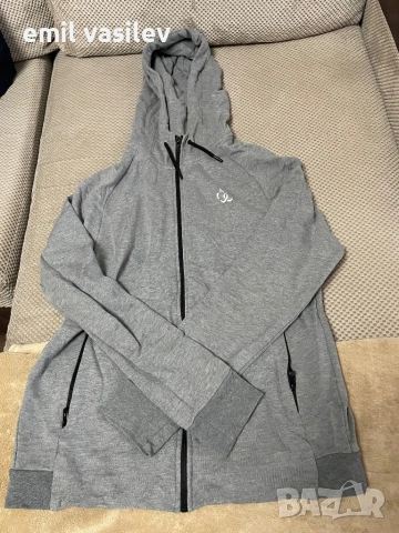 Продавам суитшърт с цип на Briele