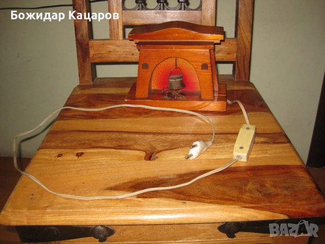 Стара, работеща декортивна лампа. Цена 17 евро. Пращам по куриер. За София, може и лично да минете.