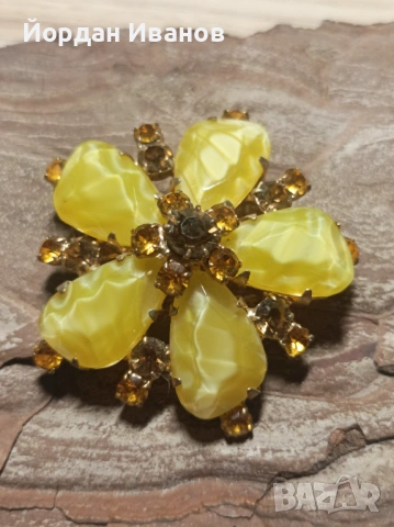 Старинна чешка брошка 