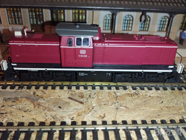 Дизелов локомотив Roco V90 HO 1/87, снимка 7 - Колекции - 54454800