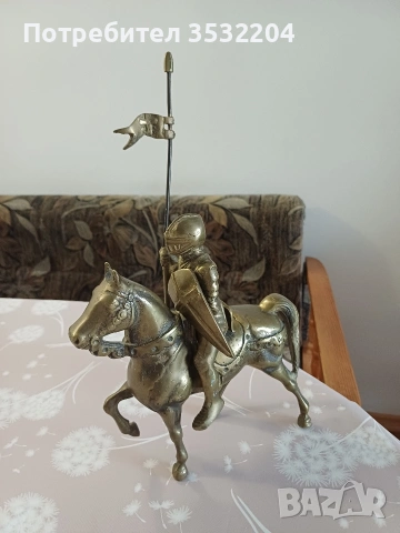 Бронзова фигура на рицар