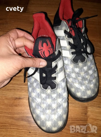 Като нови Adidas Spider-Man , снимка 4 - Детски маратонки - 54373907