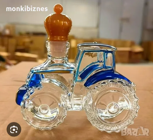 Стъклено шише за алкохол под формата на трактор