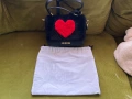 Оригинална чанта на Love Moschino  запазена,чантата върни заедно с торбичката ., снимка 1