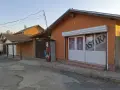 Продава се къща с помещение за бизнез на снимките се вижада само предния двор с голяма веранда , снимка 1