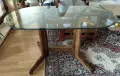 Продавам масивна трапезна маса с плот от закалено стъкло и крака от масивно дърво. , снимка 1