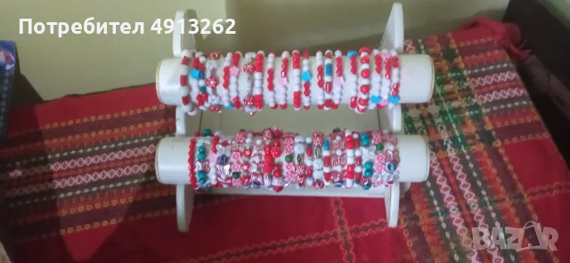 50 броя гривни/ мартеници/ дамски и детски с подарък-двойна стойка, снимка 3 - Други - 55685399