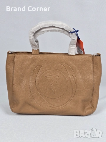 Нова дамска чанта Trussardi Jeans в цвят camel с дълга дръжка и ключодържател, снимка 2 - Чанти - 54420052