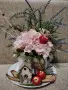 Аранжировка с изкуствени цветя, плодове и декорация, върху дървено плато. , снимка 7