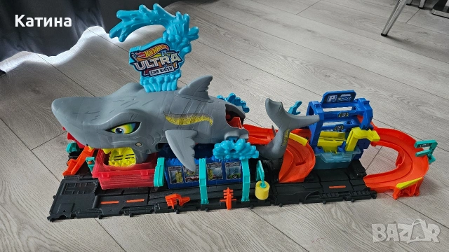 Писта Hot Wheels Автомивка с гигантска акула City Ultra Shark Car Wash