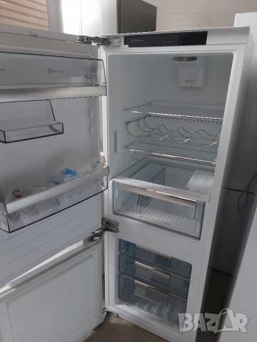 Хладилник с фризер Electrolux за вграждане , снимка 4 - Хладилници - 55165535