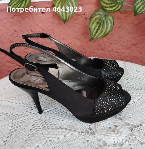 Продавам Красиви черни сандали с отворени пръсти и декоративни камъчета отпред.