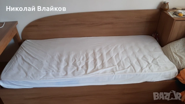 Продавам единично легло с матрак