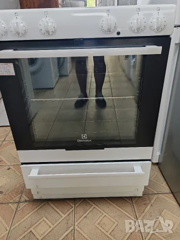Свободно стояща печка с керамичен плот Electrolux с две години гаранция!, снимка 2 - Печки, фурни - 55685332