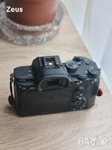 Фотоапарат Sony A7III, снимка 4 - Фотоапарати - 54631242