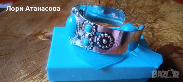 Винтидж гривна от сплав, инкрустирана с тюркоаз и флорални декорации, с регулируем дизайн на отвора