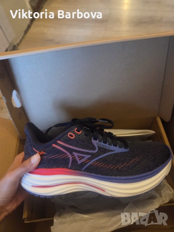 Дамски обувки за бягане Mizuno 37номер, снимка 2 - Маратонки - 54838908