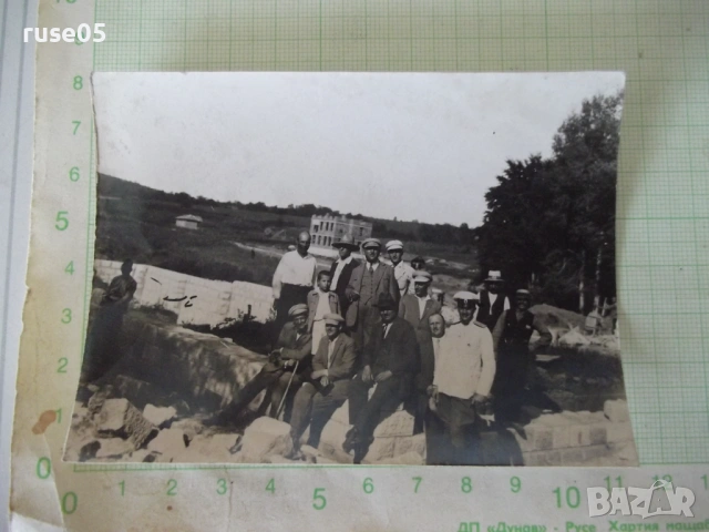 Снимка на група мъже пред строеж на сграда стара