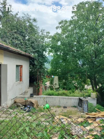 Продавам къща с двор в кв.Драгановец.., снимка 3 - Къщи - 55380786