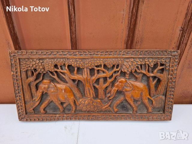 Продават се дървени маски и дърворезби . 