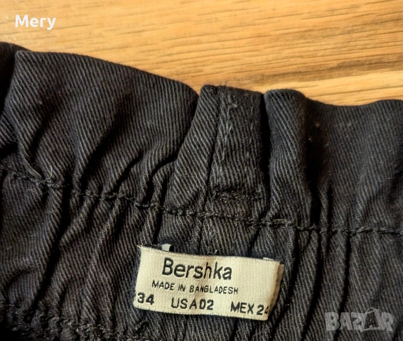 Черни къси дънки Bershka – XS (34), снимка 3 - Дънки - 54858630