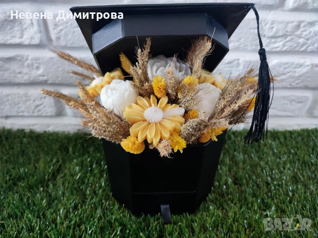 Букет от соеви свещи в кутия академична шапка/ бал, снимка 2 - Декорация за дома - 54356353