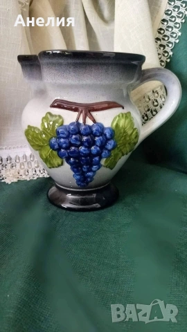 Кана с релефни гроздове