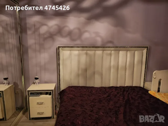 Бяла спалня с кожена тапицерия.