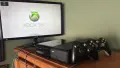 Xbox 360 E + 2 контролера и игра, снимка 1