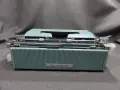 СТАРА РЕТРО ПОРТАТИВНА ПИШЕЩА МАШИНА OLIVETTI LETTERA 32 ITALY AZERTY, снимка 6