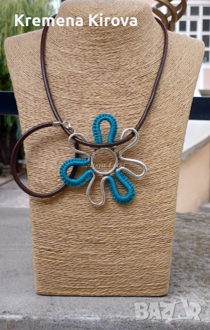 Колие и гривна с масивно цвете и естествена кожа. С плетка. Бижута Луди гъби.