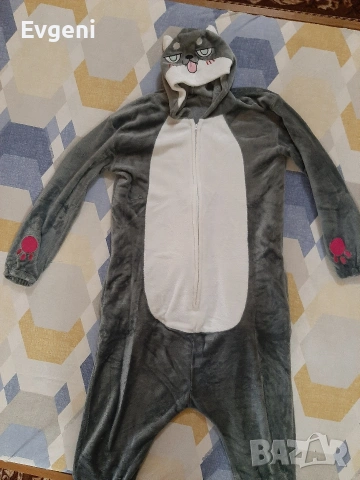 Цяла пижама (Onesie) с качулка и цип.