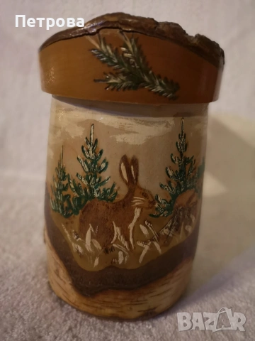 Дървена, ръчно рисувана халба. 