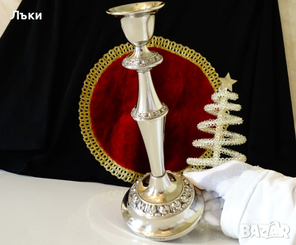 Английски посребрен свещник Ianthe,релефни рози. 