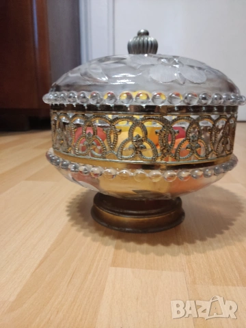 Голяма винтидж кристална купа/фруктиера с капак месингови орнаменти 1950г.
