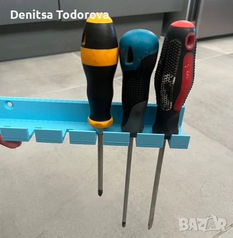3D принтирана стенна поставка за отвертки – 7 места