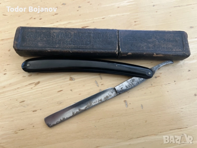 Класически сгъваем бръснач с оригиналната му картонена кутия.
