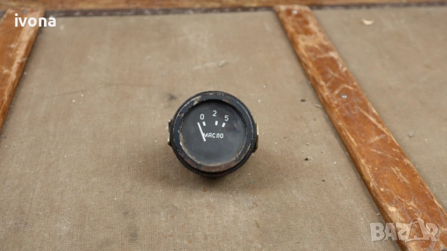 Стар манометър за масло на стара руска кола