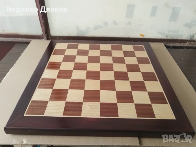 Шах дъска с фурнир махагон ясен с рамка от масив и комплект фигури. 