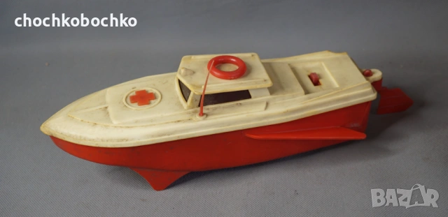 Стара пластмасова играчка модел катер лодка червен кръст